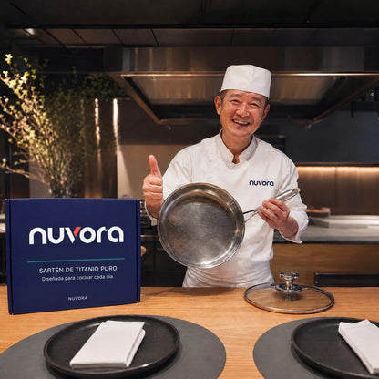 Chef con la sartén NUVORA y su caja